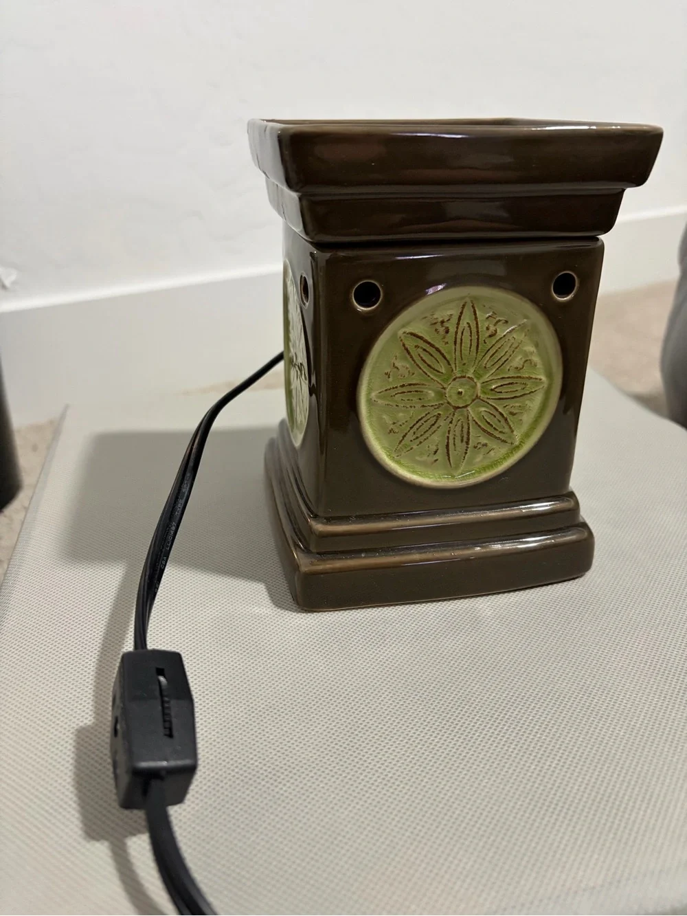 Scentsy Brown Ceramic Wax Warmer with Green Decorative Medallion